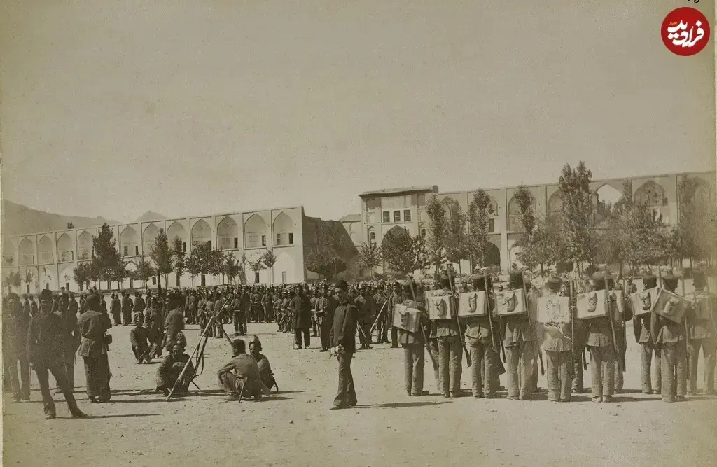 عکس/سربازان ناصرالدین‌شاه در میدان نقش جهان اصفهان