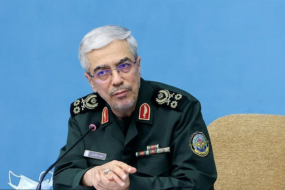 عکس/ ژست شهید باقری و سردار پاکپور سوار بر خودروی نظامی در حال بازدید از گردان زرهی