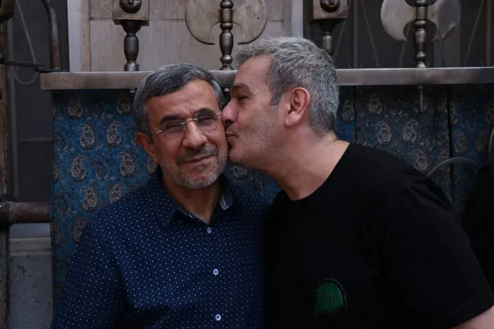 عکس/ بوسه بر صورت احمدی‌نژاد در روز عاشورا