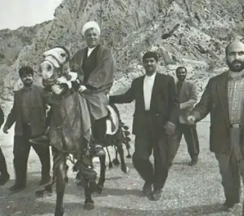 عکس زیرخاکی از اسب‌سواری هاشمی‌رفسنجانی در لرستان
