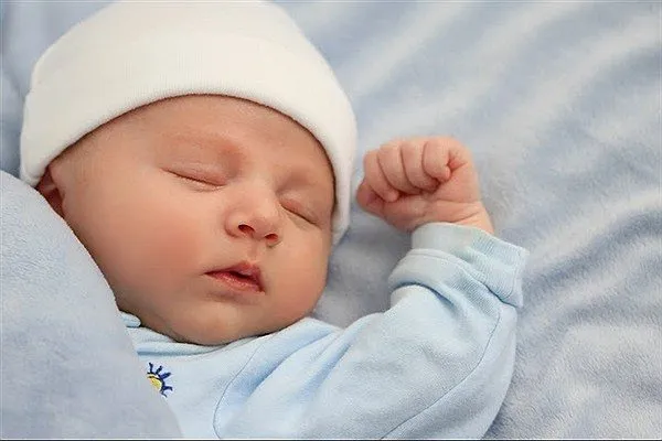 علائم بارداری پسر روی شکم زن حامله