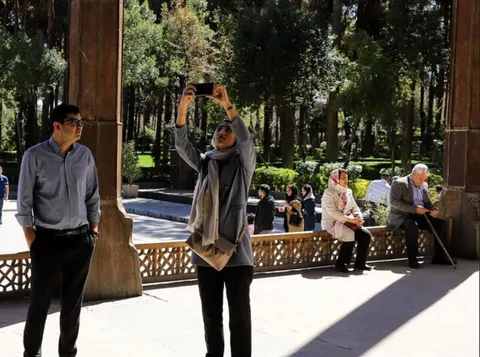 مسافران نوروزی در کاخ چهلستون