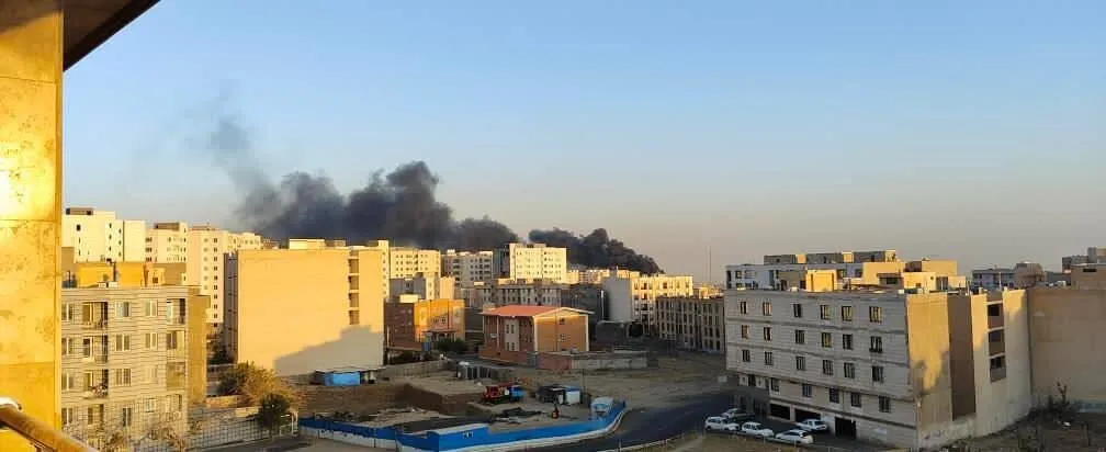 عکس / فوری؛ دود سیاه با منشا نامشخص در آسمان تهران!