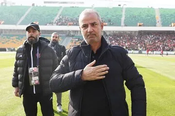 عکس/نماز خواندن کارتال در ورزشگاه آزادی