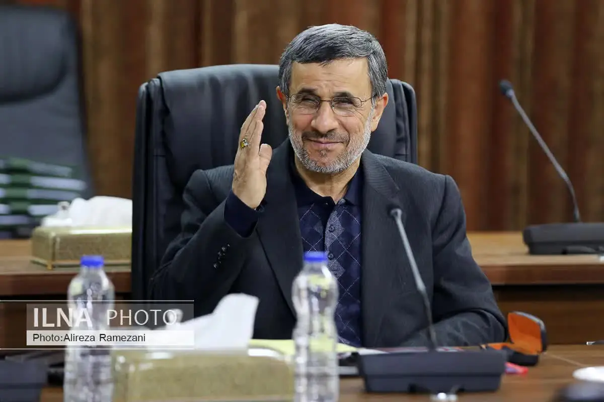 محمود احمدی‌نژاد در جمع سران سیاسی کشور