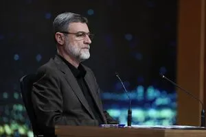 عکس/تیپ متفاوت قاضی‌زاده در یک بنر