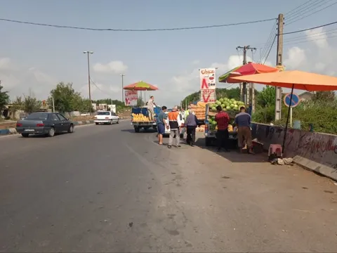 زندگی ساده فروشندگان زیر سایه‌بان‌ها