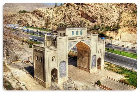 قدم زدن در خیابان لطفعلی‌خان زند در روز شیراز