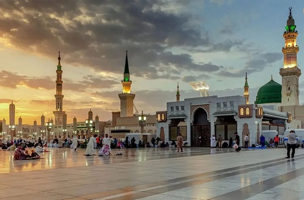 حضور دو زن غیر مسلمان در صحن مسجد النبی  + فیلم