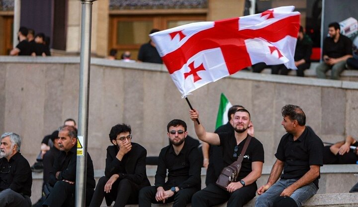 عکس/ حضور یک گرجستانی در مصلی تهران برای وداع با رهبر شهید