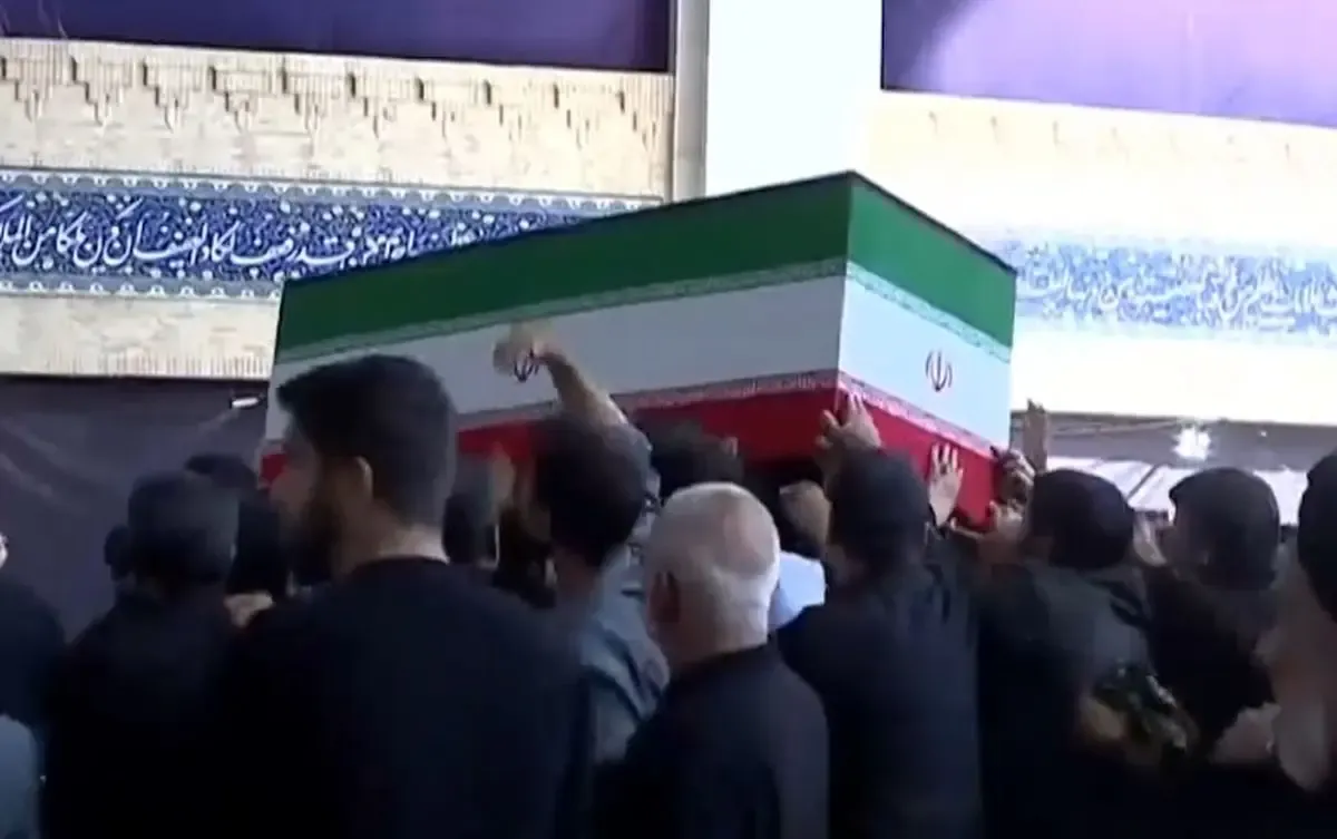  لحظات خروج پیکر رهبر شهید انقلاب از مصلی 