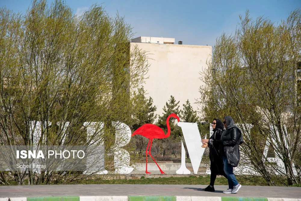 اواخر اسفند ۱۳۹۹ وضعیت شهر ارومیه نارنجی گزارش شده بود که این عامل باعث ممنوعیت سفر به این شهر در دوران سفر های نوروزی سال ۱۴۰۰ شد اما با این حال روند رو به رشد مبتلایان به کووید ۱۹ در این شهر موجب شده تا این شهر در هفته دوم فروردین در لیست شهر های قرمز کرونایی قرار بگیرد.