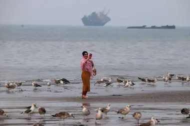 صبح آرام ساحل تنگه هرمز پس از یک شب پرتنش