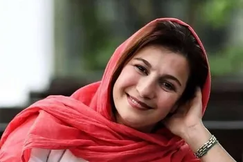 لباس لیلی رشیدی در مراسم اکبر عبدی همه را غافلگیر کرد / واکنش‌ها به استایل او