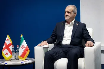 عکس/ دیدار پزشکیان با نخست‌وزیر ارمنستان در حاشیۀ اجلاس