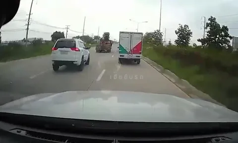 فیلمی از تصادف وحشتناک شاسی بلند با موتور و وانت