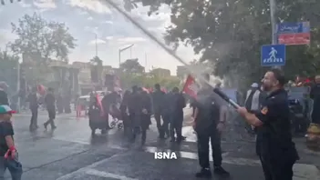 فیلم/ تدبیر آتش‌نشانی برای جلوگیری از گرمازدگی مردم در مراسم تشییع رهبر