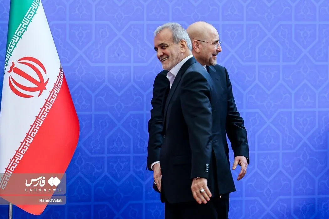 عکس/ قابی متفاوت از قالیباف و پزشکیان در حاشیه مراسم تحلیف
