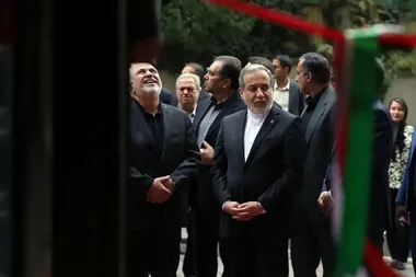 خنده‌های ظریف در کنار عراقچی در مراسم بزرگداشت کمال خرازی