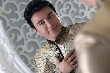 فیلم / گریه‌های عمو پورنگ حین نصب سنگ مزار مادرش