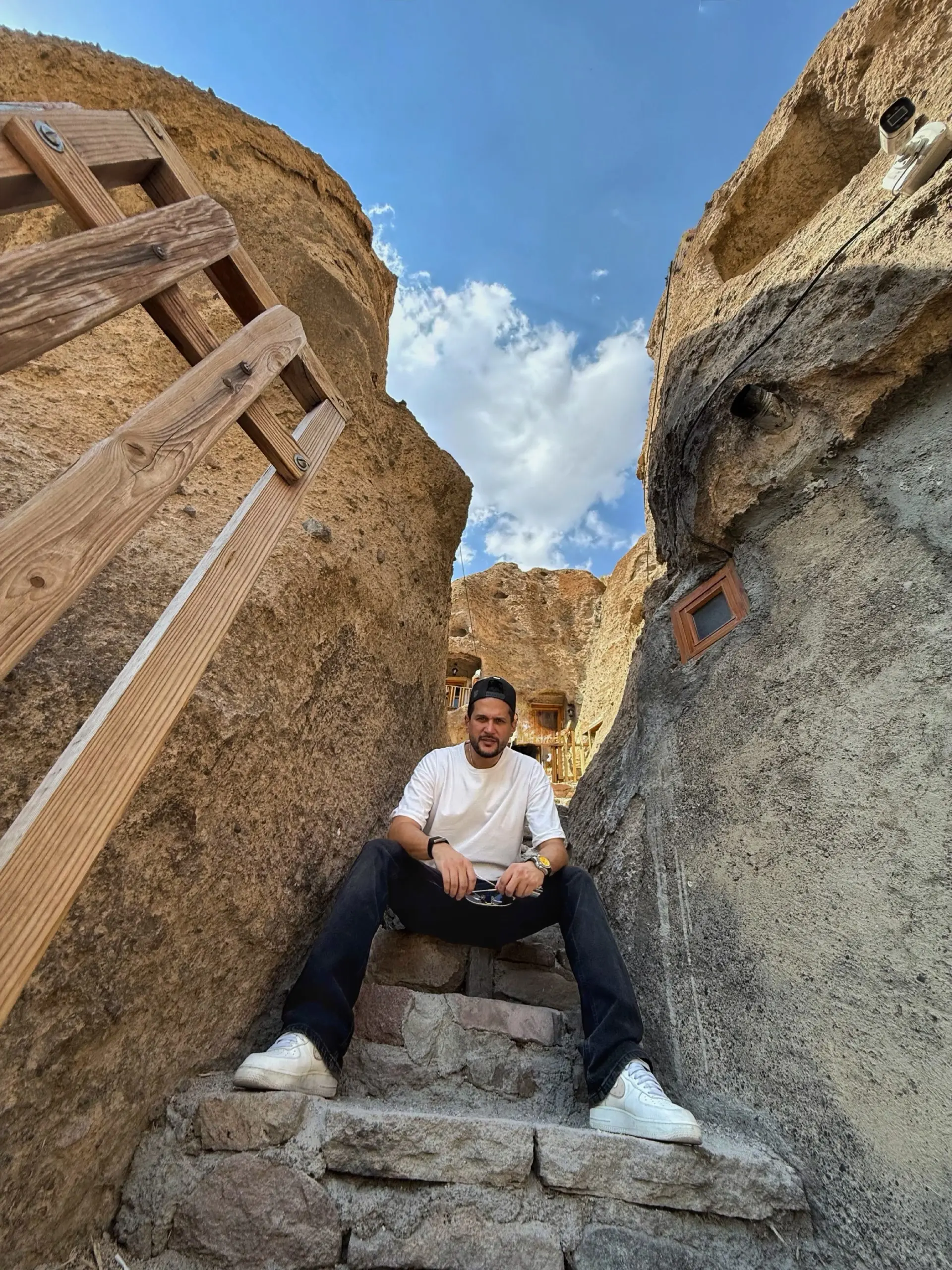 قاب عکس سیاوش خیرابی در دل صخره‌ها