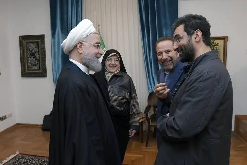 تصویری از دیدار ⁧روحانی ⁩با وزرا و معاونان سابقش