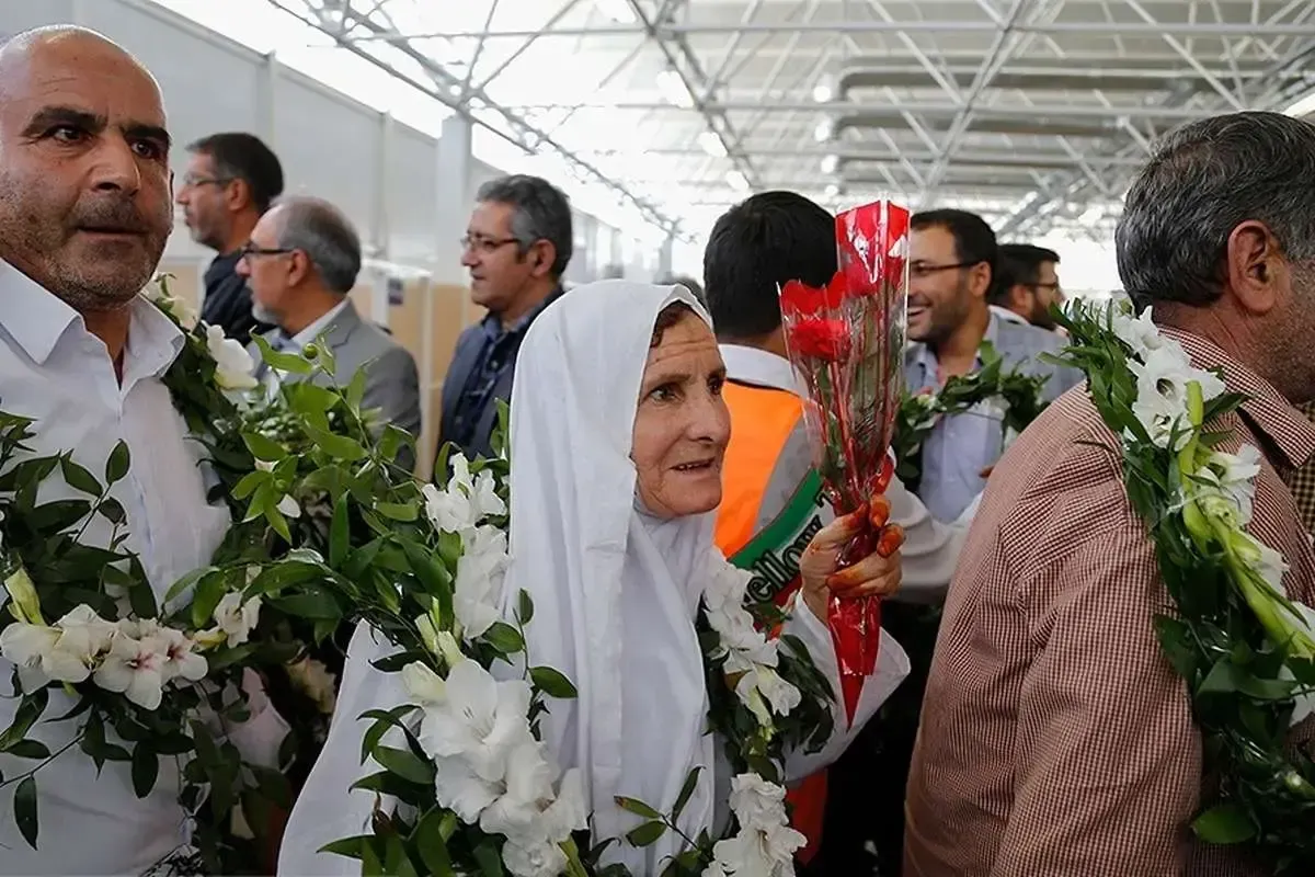 فیلم/ استقبال از حجاج ایرانی در مکه با گل و کیک