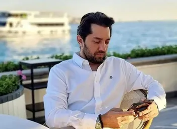 عکس / واکنش بامزه پسر بهرام رادان به تصویر پدرش