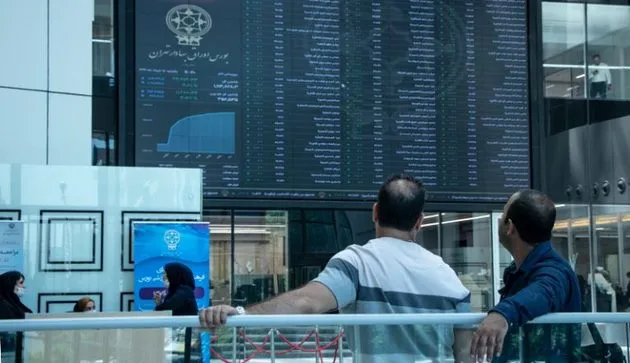فیلم/ سهامداران معترض پرچم بورس را پایین کشیدند