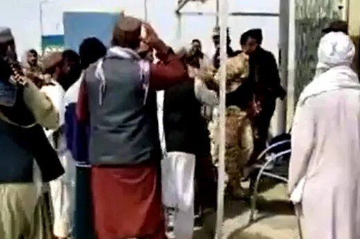 فیلم/ برخورد طالبان با سرباز مزبان ایرانی