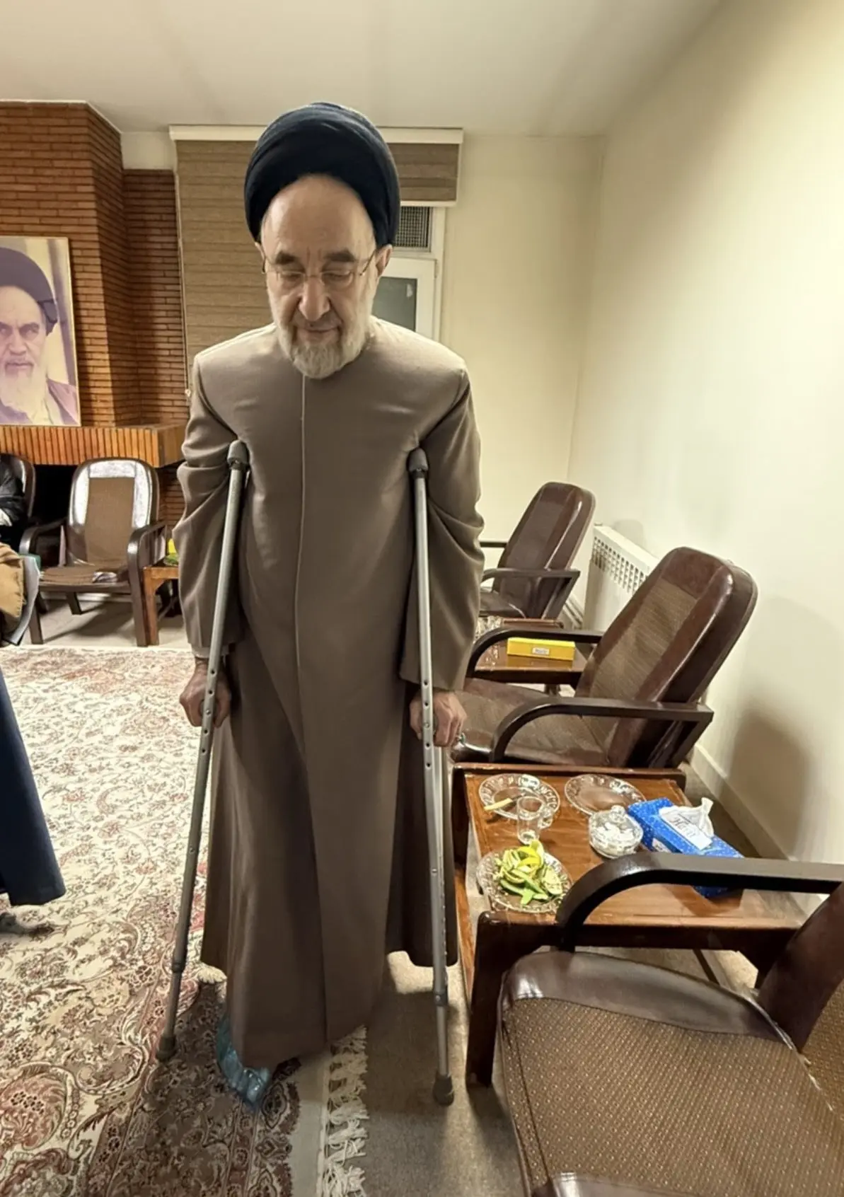 عکس سید محمد خاتمی با عصا وایرال شد