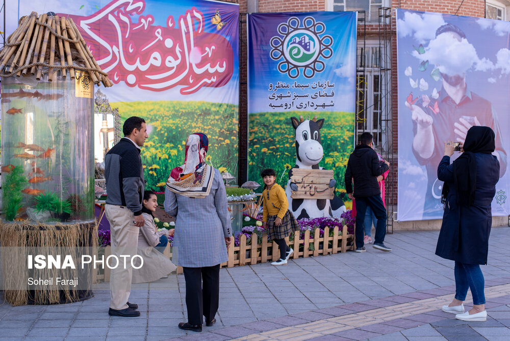 اواخر اسفند ۱۳۹۹ وضعیت شهر ارومیه نارنجی گزارش شده بود که این عامل باعث ممنوعیت سفر به این شهر در دوران سفر های نوروزی سال ۱۴۰۰ شد اما با این حال روند رو به رشد مبتلایان به کووید ۱۹ در این شهر موجب شده تا این شهر در هفته دوم فروردین در لیست شهر های قرمز کرونایی قرار بگیرد.