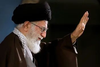 فیلم/خودروی حامل پیکر مطهر آقای شهید ایران و خانواده محترم ایشان میان موج انبوه جمعیت