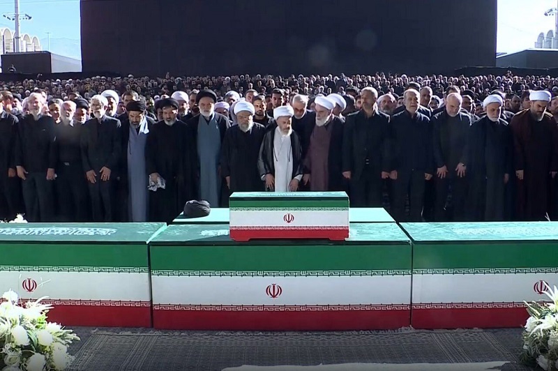 اقامه نماز بر پیکرهای مطهر شهدا با حضور ۳ فرزند رهبر شهید اقامه نماز بر پیکرهای مطهر شهدا با حضور ۳ فرزند رهبر شهید