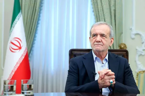 حضور پزشکیان بر مزار شهدای حمله اسرائیل به ایران
