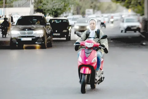زنان موتورسوار زیر فشار تهدید و آزار؛ از تصادف‌های عمدی و تمسخر تا ترس از شکایت