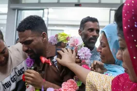 لحظه بازگشت ۱۰ صیاد آزادشده از زندان امارات به آغوش خانواده‌ها
