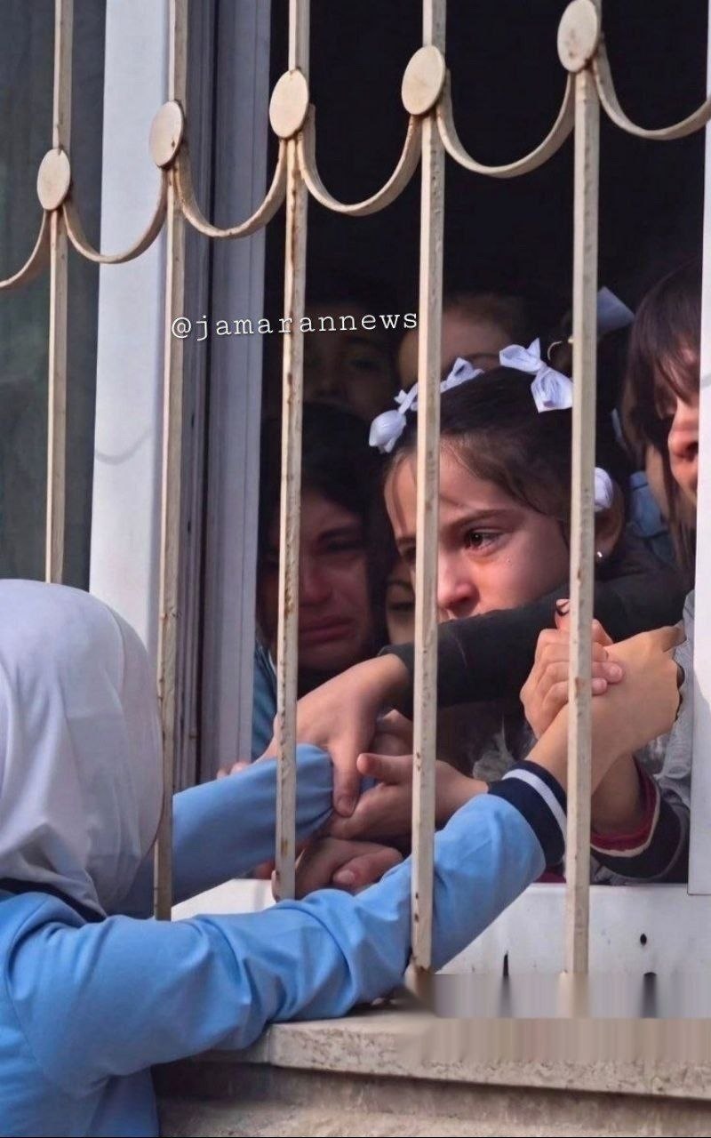 عکس غم انگیز از دختر دانش‌آموز که به دلیل داشتن حجاب اجازه ورود به مدرسه را ندارد