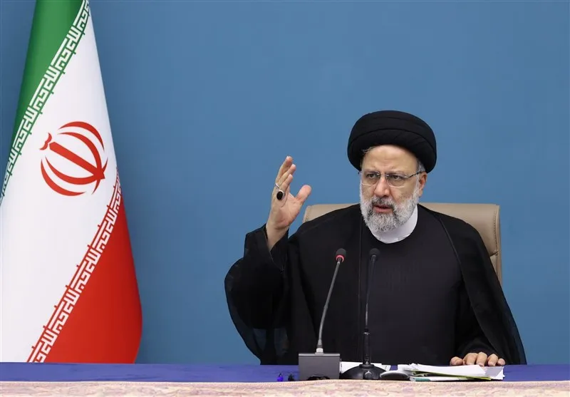 فیلم/ رانندگی رئیسی با خودروی هیبریدی