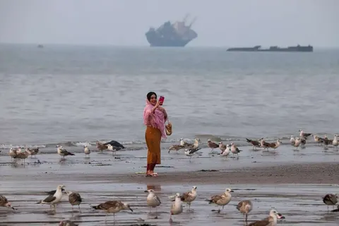 صبح آرام ساحل تنگه هرمز پس از یک شب پرتنش