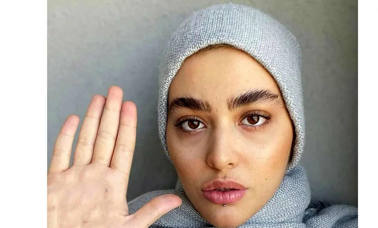 تتوی بی ادبانه ریحانه پارسا روی دستش!
