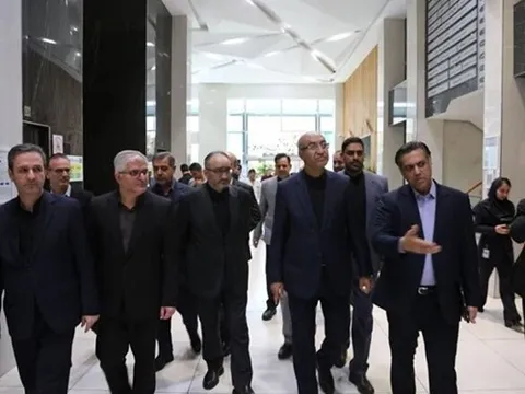 بازدید استاندار کرمانشاه به همراه دکتر پرتوافکنان عضو هیأت مدیره بانک سپه از بیمارستان حکیم
