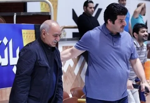 پرویز پرستویی و رسول خادم در کوهرنگ در حال کمک رسانی