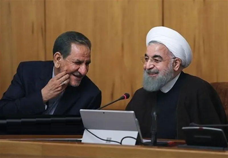 دلار ۱۵ هزار تومانی ؛ از وعده تا واقعیت/ قیمت واقعی دلار چقدر است؟/ ۷ میلیارد دلار مسدود شده با بازار ارز چه می‌کند؟