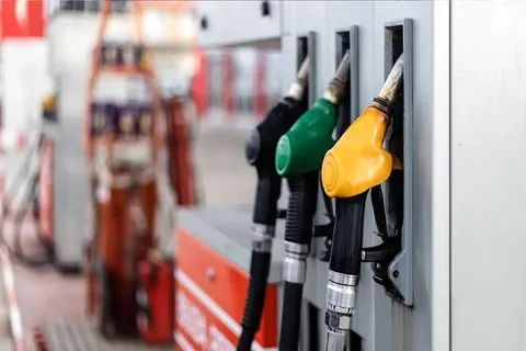 کاهش سهمیه بنزین ۳ هزار تومانی از ۷۰ لیتر به ۵۰ لیتر؟