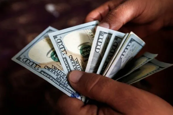 خروج بی سر و صدای سوداگران از بازار ارز