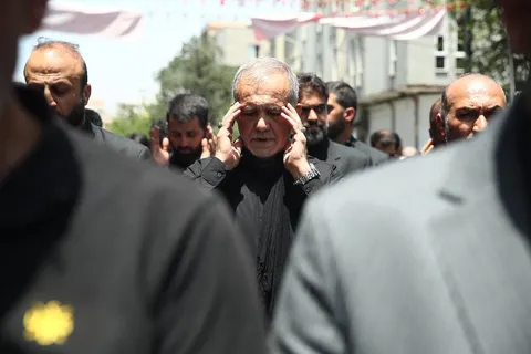 عکس/ حضور پزشکیان در نماز ظهر عاشورا در خیابان جمهوری تهران