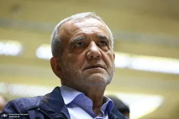 عکسی از مسعود پزشکیان و دخترش در یک همایش بزرگ