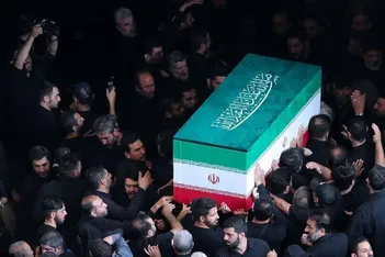 فرزند ارشد رهبر شهید بدون لباس روحانیت در حرم امام حسین (ع)