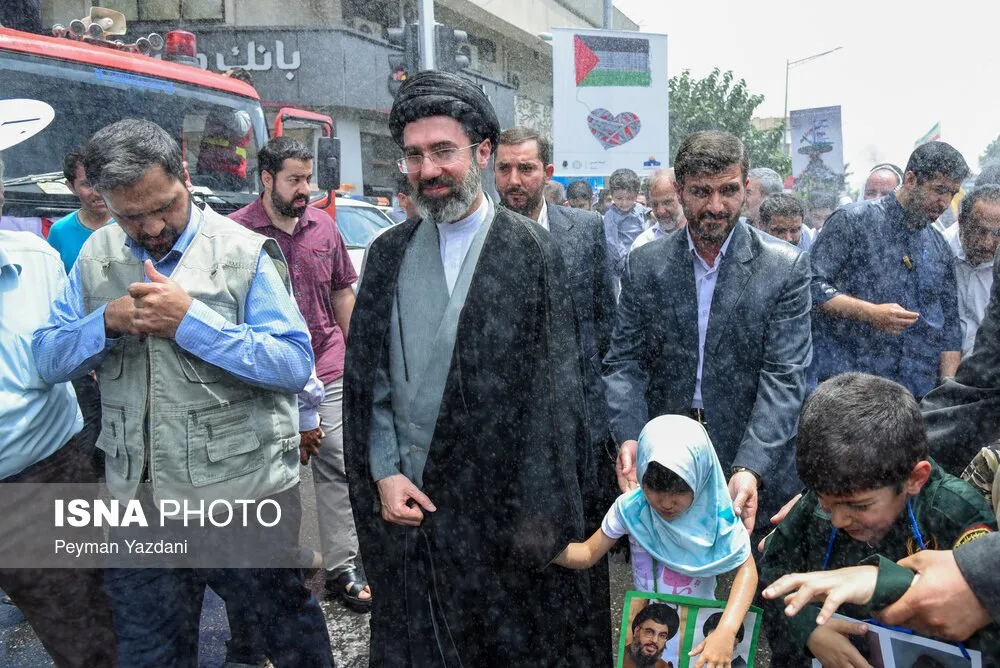 عکس/ آیت‌الله سیدمجتبی خامنه‌ای و دخترش در یک راهپیمایی